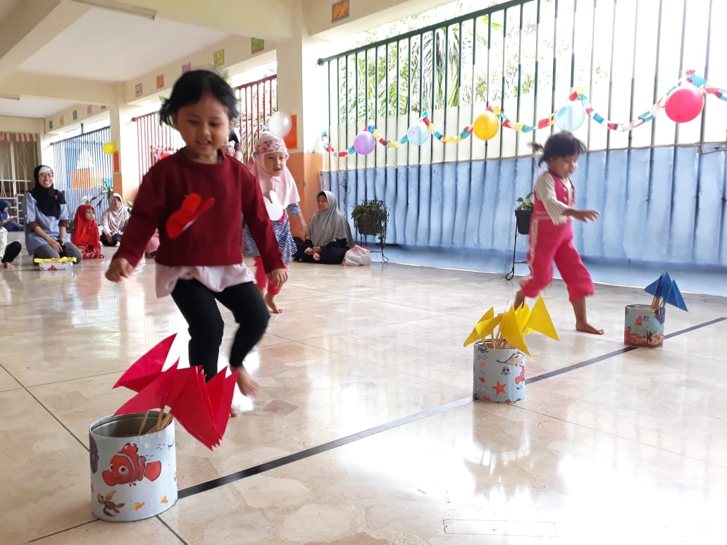 Lomba Lari Bendera Usia 3-4 Tahun