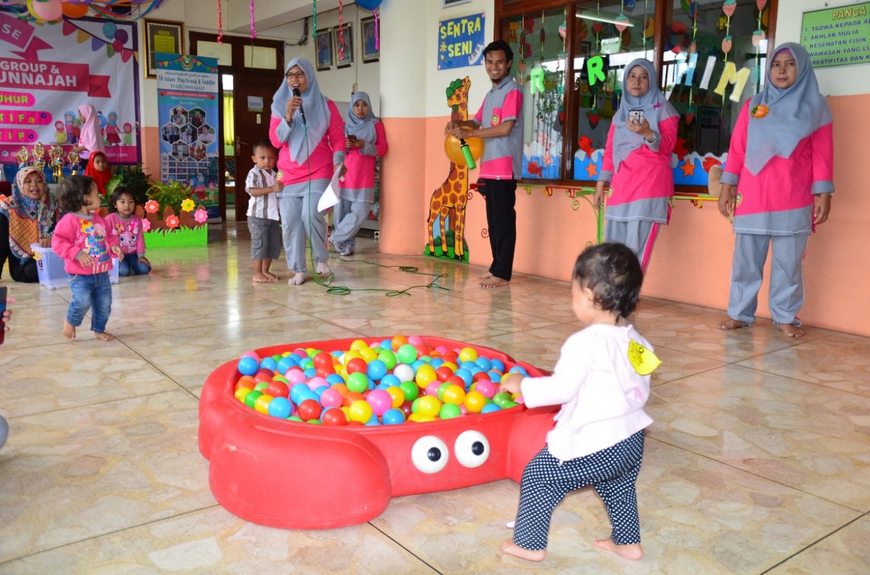 Lomba Memindahkan Bola Warna Usia 1-2 tahun