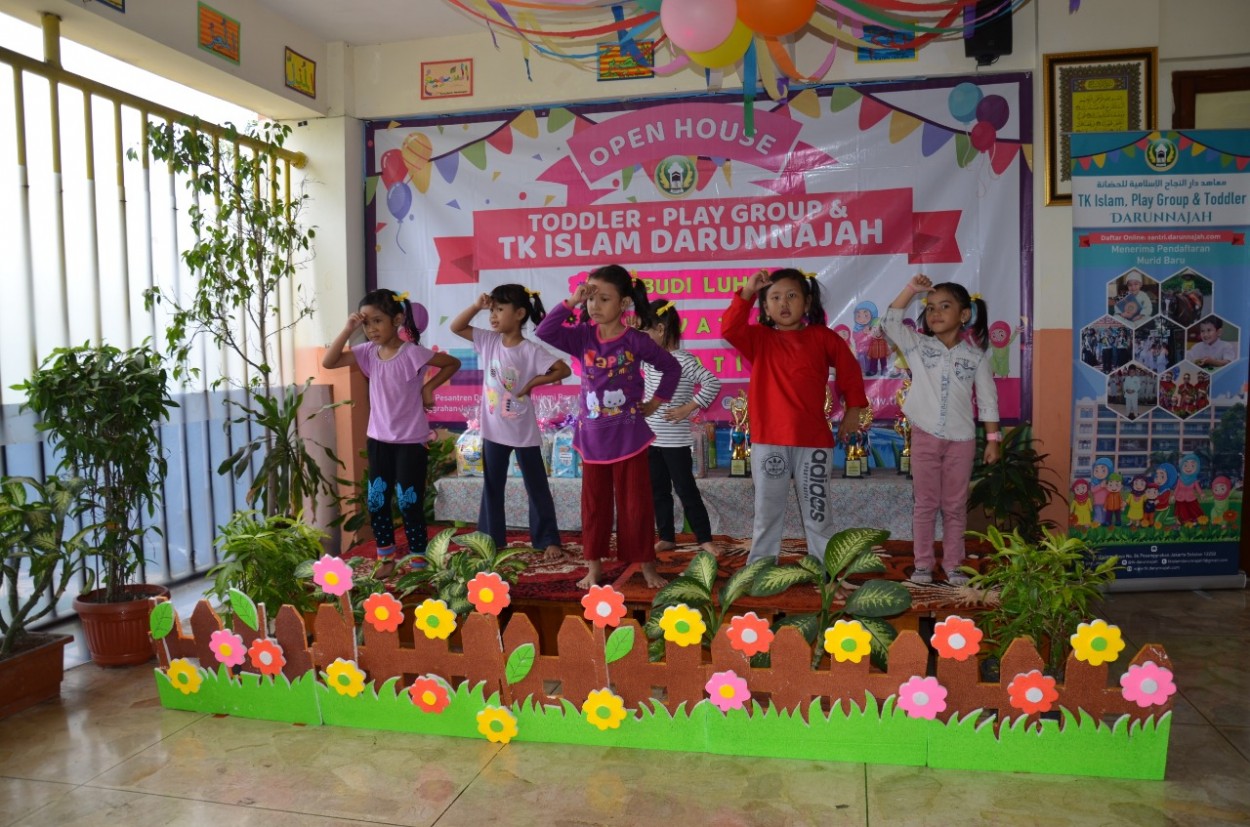 Penampilan Menari dari Teman-Teman Ekskul Menari TK Darunnajah