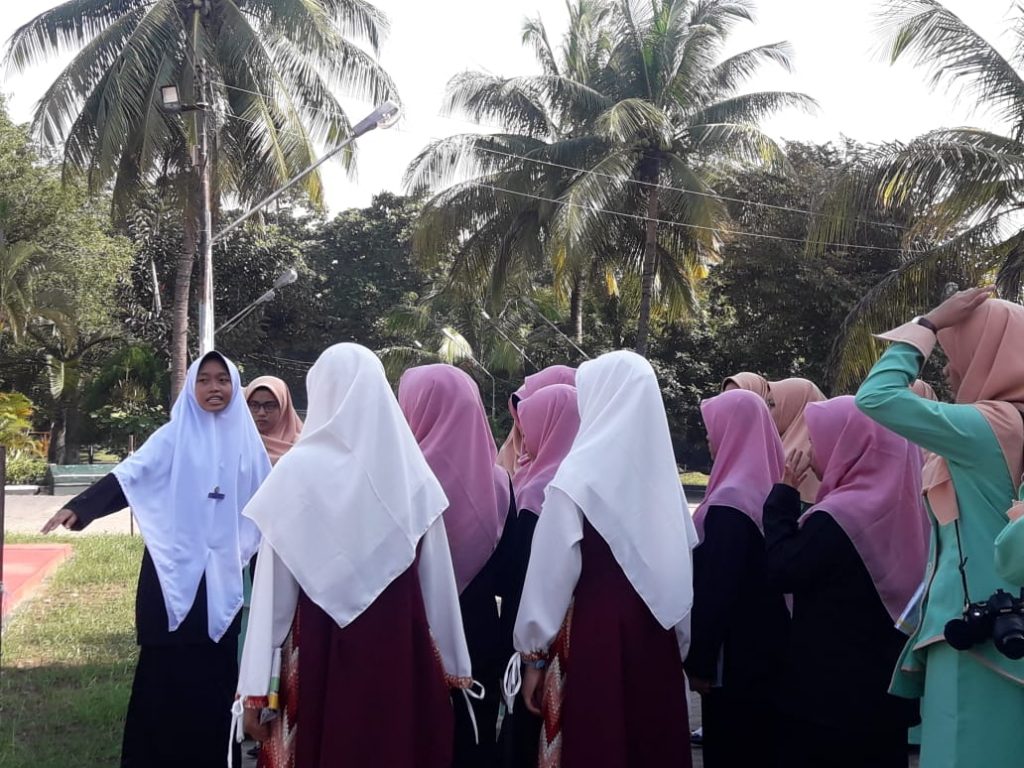 Santri Kelas Lima TMI (Tarbiyatul Mu'alimin wal Mu'alimat Al-Islamiyah) Darunnajah Tingkatkan Kemampuan Berorganisasi Ke Gontor Putri