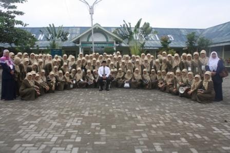 OSDN putri 2012 Bersama Pimpinan gontor putri 5 | www.darunnajah.com