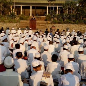 Ilustrasi: Santri Pesantren Darunnajah Cipining Khusyuk Sedang Mendengarkan Khutbah