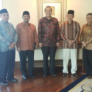 Silaturrahim Pimpinan Pondok Pesantren Darunnajah Jakarta Dr.KH.Sofwan Manaf, M.si bersama ketua Umum forum pesantren Alumni Gontor dengan wakil ketua MPR RI Dr. H. Hidayat Nur Wahid MA.dalam rangka persiapan silaturrahim nasional pimpinan pesantren alumni gontor 22-24 januari 2016 di hotel siti tanggerang