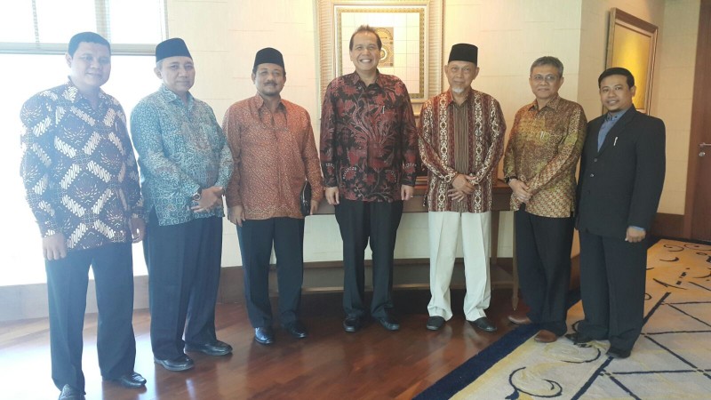 Silaturrahim Pimpinan Pondok Pesantren Darunnajah Jakarta Dr.KH.Sofwan Manaf, M.si bersama ketua Umum forum pesantren Alumni Gontor dengan wakil ketua MPR RI Dr. H. Hidayat Nur Wahid MA.dalam rangka persiapan silaturrahim nasional pimpinan pesantren alumni gontor 22-24 januari 2016 di hotel siti tanggerang