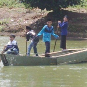 Asyiknnya Mendayung Sampan