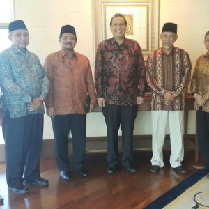 Ketua Yayasan Darunnajah Bidang Pesantren Foto Bersama H. Chairul Tanjung