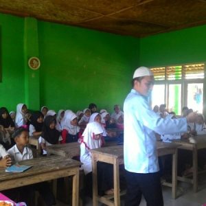 Peserta PPM Pondok Pesantren Al-Manshur Darunnajah 3 mengajar MDA