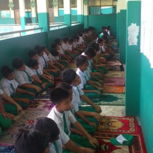 Siswa - siswi Sedang Melaksanakan Shalat Dzuhur Berjamaah