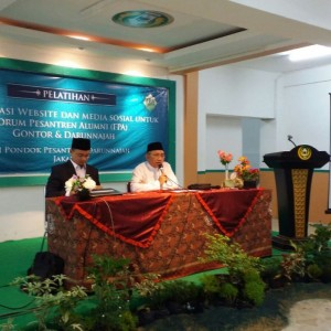 Dr. KH. Sofwan Manaf, Ketua Yayasan Darunnajah Bidang Pesantren Memberikan Sambutan Pada Optimalisasi Web dan Sosmed