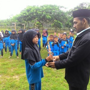 Penyerahan Piala Santri MI An Nahl Darunnajah 5 Cikeusik Pandeglang Banten