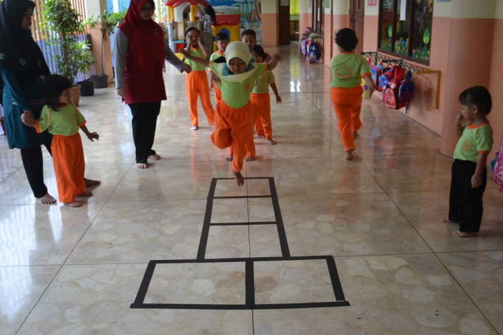 Bermain menjaga keseimbangan