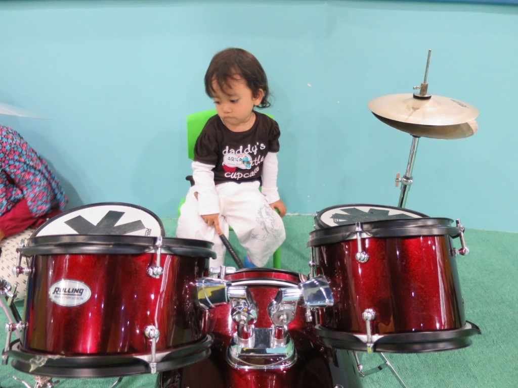 Anak Perempuan Kecil Sedang Bermain Drum