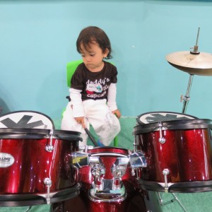 Anak Perempuan Kecil Sedang Bermain Drum