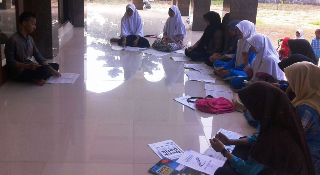 Jum'at 1 April 2016, Santri kelas 6 TMI Pondok Pesantren An-nahl Darunnajah 5 tadi pagi melaksanakan Bimbel ( Bimbingan Belajar ) Extra yaitu Bimbel yang dimana, Santri kelas 6 TMI Pondok Pesantren An-nahl Darunnjah 5 melakukan Pendalaman Materi lebih Intens dari Bimbel biasa mengingat SantriwanSantriwati akan mengahadapi UN ( Ujian Nasional ), tepatnya Hari Senin 4 April 2016. maka Bimbel Extra pun dilaksanakan. Dalam Bimbel Extra ini, SantriwanSantriwati di Gembleng habis-habisan dalam mendalami materi yang nanti akan masuk UN pelajaranya pun Meliputi, Matematika, Bahasa Indonesia, Bahasa Inggris, Geografi, Sosiologi, dan Ekomoni karna MA ( Madrasah Aliyah ) Pondok Pesantren An-nahl Darunnajah 5 Jurusanyan adalah IPS maka dari itu mereka harus mengasah kemampuan mereka selama 3 hari berturut-turut menghadapi butiran-butiran soal nanti sebelum mereka melaksanakan Bimbel extra ini, diwajibkan Solat Hajat terlebih dahulu, meminta ampunan kepada Allah SWT agar dilancarkan dan di mudahkan saat mengerjakan Ujian Nasional nanti. Amin