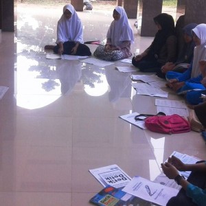 Jum'at 1 April 2016, Santri kelas 6 TMI Pondok Pesantren An-nahl Darunnajah 5 tadi pagi melaksanakan Bimbel ( Bimbingan Belajar ) Extra yaitu Bimbel yang dimana, Santri kelas 6 TMI Pondok Pesantren An-nahl Darunnjah 5 melakukan Pendalaman Materi lebih Intens dari Bimbel biasa mengingat SantriwanSantriwati akan mengahadapi UN ( Ujian Nasional ), tepatnya Hari Senin 4 April 2016. maka Bimbel Extra pun dilaksanakan. Dalam Bimbel Extra ini, SantriwanSantriwati di Gembleng habis-habisan dalam mendalami materi yang nanti akan masuk UN pelajaranya pun Meliputi, Matematika, Bahasa Indonesia, Bahasa Inggris, Geografi, Sosiologi, dan Ekomoni karna MA ( Madrasah Aliyah ) Pondok Pesantren An-nahl Darunnajah 5 Jurusanyan adalah IPS maka dari itu mereka harus mengasah kemampuan mereka selama 3 hari berturut-turut menghadapi butiran-butiran soal nanti sebelum mereka melaksanakan Bimbel extra ini, diwajibkan Solat Hajat terlebih dahulu, meminta ampunan kepada Allah SWT agar dilancarkan dan di mudahkan saat mengerjakan Ujian Nasional nanti. Amin