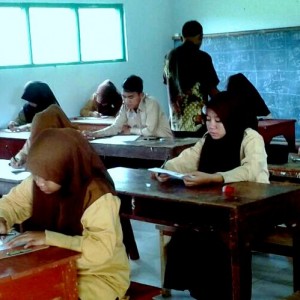 Ujian Niha'i adalah Ujian Akhir Santri kelas 6 TMI Pondok Pesantren An-nahl Darunnajah 5 Cikeusik Pandeglang Banten setelah melewati ujian nihai Lisan selama 3 hari beturut-turut, sekarang Santri kelas 6 TMI disibukkan oleh Ujian Nihai Tulis, yang mana semua pelajaran pondok di ujikan, mulai dari kelas 1 TMI sampai dengan kelas 6 TMI, persiapan yang sudah jauh-jauh hari yang membuat santri kelas 6 ini semangat dan bisa menjawab semua butiran-butiran soal yang dibuat oleh Dewan guru Darunnajah dan Darunnajah Gruop. Hari ini pun dimulai tepatnya Sabtu 16 April 2016, UJian Lisan ini akan berlangsung selama 10 penuh hanya doa dan usaha yang memebuat semua perjalanan Ujian ini bisa lancar dengan Khusnul Khotimah karna ini adalah ujian terakhir kelas 6, karna setelahnya sudah tak ada lagi ujian, jadi sekuat tenaga Santri kelas 6 TMI berusaha yang terbaik demi kelanacaran Ujian ini tak cuma kelas 6 TMI yang terus berdoa dan berusaha, namun Dewan Guru Pondok Pesantren An-nahl pun tak henti-hentinya berdoa dan berusaha terus memotivasi, dikala Santri kelas 6 mulai drop karna memikirkan Ujian Nihai Panitia juga tak henti-hentinya memberikan dukungan, memberikan kenyamanan disaat mengerjakan butiran soal Semoga semua yang terlibat dalam Ujian Nihai ini diberi kemudahan, kelancaran, kesehatan jasmani dan rohani terus semangat menjalani semua rentetan kegiatan ini, Pimpinan Pondok Pesantern berkata kepada kelas 6 TMI " Kalian sekarang berada di depan pintu kesuksesan, bukalah pintu itu dengan sabar tawakal dan terus berdoa agar diberikan yang terbaik, dengan ujian ini kalian tinggal masuk" serentak Santri kelas 6 TMI bersorak semangat dan Antusias menghadapi ini UJian Nihai ini.