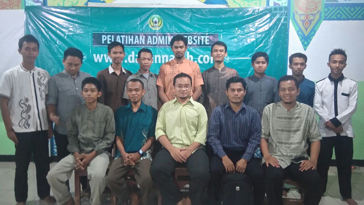 Pelatihan admin website telah selesai di laksanakan,acara yang di selenggarakan mulai tanggal 18-19 april 2016 yang bertempat di pondok pesantren an-nahl darunnajah 5 itu telah di tutup pada sore hari tadi pukul 17.00. Peserta yang mengikuti acara tersebut bukan hanya ustad/ustadzh tapi santriwan/santriwati pun ada yang ikut bertpartisipasi,di antara nya santri dari pondok pesantren an-nahl darunnajah 5,darunnajah 1,darunnajah 9,dan darunnajah 14. Seiring berkembangnya zaman yang sangat pesat, kita di tuntut untuk dapat menguasai TIK karna saat ini segalanya serba teknologi. maka dari itu Darunnajah Grup memberikan pelatihan kepada generasi-generasi penerus pondok sebagai kadernya