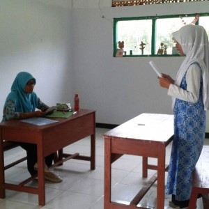 Alhamdullilah setelah renretan kegiatan Ujian kelas 6 TMI ( Tarbiyatul Mu'alimin wal Mu'alimat ) Pondok Pesantren An-nahl Darunnajah 5 Cikeusik Pandeglang Banten, yang tiada henti mulai dari pelaksanaan UAM ( Ujian Akhir Madrasah ) UAMBN ( Ujian Akhir Madrasah Bertaraf Nasional ) sampai dengan UN ( Ujian Nasional ) yang sudah terlaksana dan terlewati dengan baik. Dan sekarang kelas 6 TMI sedang disibukkan dengan Ujian Niha'i bisa disebut juga dengan Ujian Akhir kelas 6 TMI Darunnajah 5 Cikeusik Pandeglang Banten, dalam Ujian Niha'i ini terbagi menjadi 2 Ujian yaitu Ujian Lisan dan Ujian Tulis, dan sekarang kelas 6 TMI sedang melaksanakan Ujian lisan yang akan berlangsung selama 3 hari berturut-turut Tentu menghadapi Ujian Lisan tidaklah mudah, selain persiapan materi santri kelas 6 juga harus mempersiapkan mental karna bisa jadi meteri sudah dihafal, bisa saja hilang saat berhadapan dengan Penguji nanti mulai dari gelisah, ragu, cemas, bingung bahkan takut, itu yang membuat Santri tidak bisa menjawab pertanyaan-pertanyaan penguji. Saat ujian lisan kita tidak cuma berhadapan dengan kertas, tapi juga dengan seorang penguji secara Face to Face, itulah yang membuat santri terkadang menjadi grogi namun jika kita sudah siapkan mental yang kuat, pasti kita bisa tenang dan bisa menjawab pertanyaan-pertanyaan dari penguji, semoga santri kelas 6 TMI dimudahkan segala ujiannya, dipermudah dan diberikan yang terbaik oleh Allah SWT. AMIN