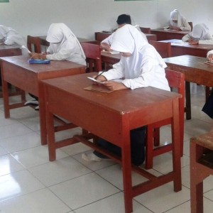 Alhamdullilah kelas 3 TMI (Tarbiyatul Mu'allimmin wal Mu'allimmat) Pondok Pesantren AN-nahl Darunnajah 5 Cikeusik Pandeglang Banten mulai bejalan mengahadapi tahap selanjutnya, setelah minggu kemarin habis-habisan mengahadapi Ujian Pondok Lisan, untuk minggu ini sampai minggu depan kelas 3 TMI mulai mengahadapi Ujian Pondok Tulis tepatnya pada hari senin 25 April 2016. pastinya selain santri yang harus bersiap menghadapi Ujian Pondok ini, Dewan guru-guru pun tak hentinya memberikan Motivasi kepada santri kelas 3 dewan guru-guru yang masuk kepanitian Ujian mulai di sibukkan dari jauh-jauh hari mempersiapkan Ujian Pondok kelas 3 TMI ini hingga selesai. Semoga baik Dewan guru-guru maupun santri kelas 3 TMI Pondok Pesantren An-nahl Darunnajah 5 Cikeusik Pandeglang Banten dimudahkan dalam mejalankan semua aktivitas, semua kegiatan bahkan acara-acara lainya. dilancarka dalam mengisi butir-butiran soal Ujian Pondok ini, dan para Pejuang Agama Allah ini bisa terus mengibarkan Panji-panji Islam di tanah Banten ataupun Dunia ini. AMIN