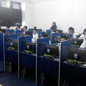 Santri Darunnajah Jakarta kelas 6 sedang mengikuti Ujian Nasional Berbasis Komputer (UNBK)