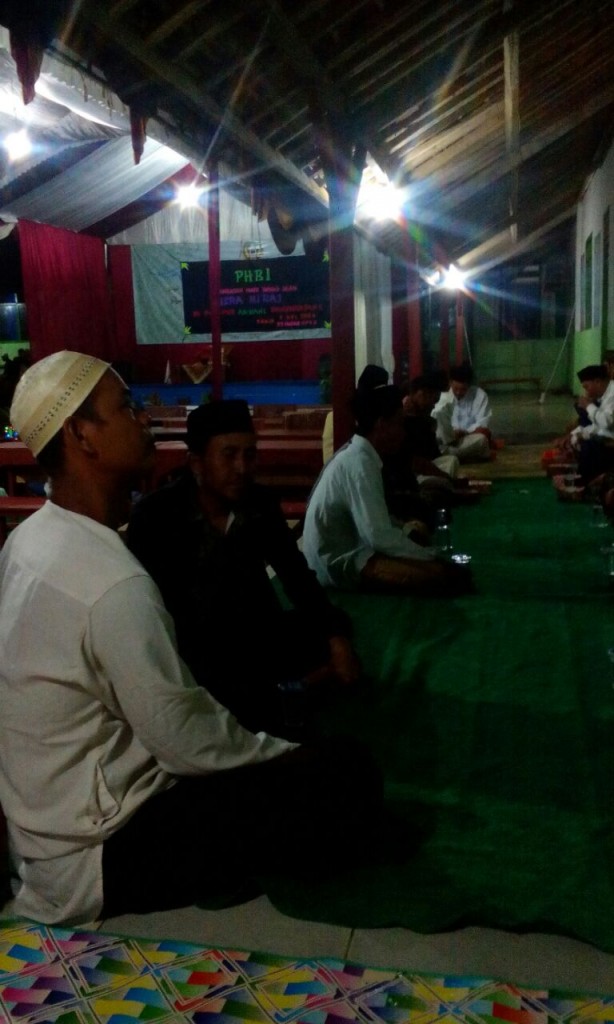 Pondok Pesantren An-nahl Darunnajah 5 Mengadakan PHBI (Perayaan Hari Besar Islam) Isra' Mi'raj yatng dilaksanakan pada hari Jum'at 6 Mei 2016, dalam pengertian singkat dari Isra' Mi'raj adalah perjalanan Nabi Muhammad SAW pada malam hari dari Masjidil Haram (Makkah) ke masjidil Aqsa di Palestina dan dilanjutkan Perjalanan Nabi Muhammad SAW ke langit tepatnya ke Sidratul Muntaha lalu kembali lagi ke bumi pada malam itu juga. dalam peristiwa ini Allah memerintahkan seluruh Umat manusia untuk Solat dalam acara PHBI ini Pondok Pesantren memperingati Isra' Mi'raj mengudang seluruh lapisan masyarakat sekitar dan para tokoh masyarakat, yang menagdakan acara ini adalah, OSPN (organisasi Pondok Pesantren An-nahl). dalam ada acara tersebut selain mempererat silaturahmi, ada juga penampilan-penampilan para santri dan juga ceramah dari Kyai kondang daerah Cikeusik Semoga dengan diadakannya acara ini, kita sebagai umat muslim semakin kuat iman kita dan terus meningkatkan Produktivitas kita sebagai Muslim. AMIN