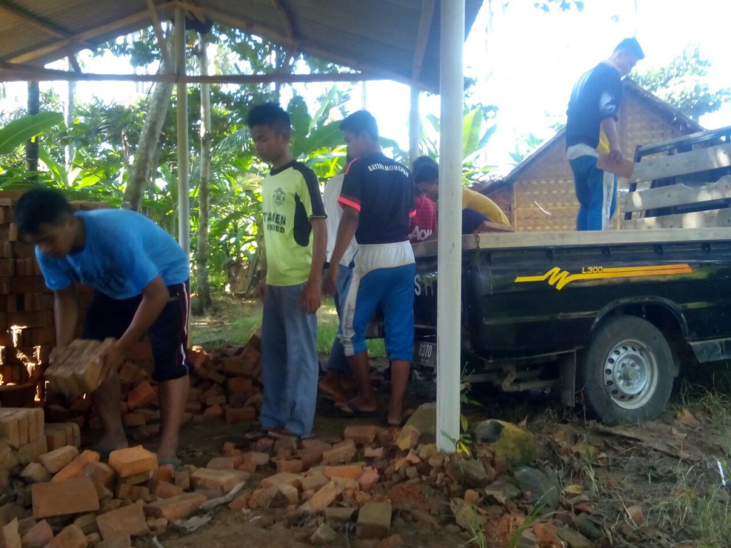 Gotong Royong Membangun Pondok Pesantren