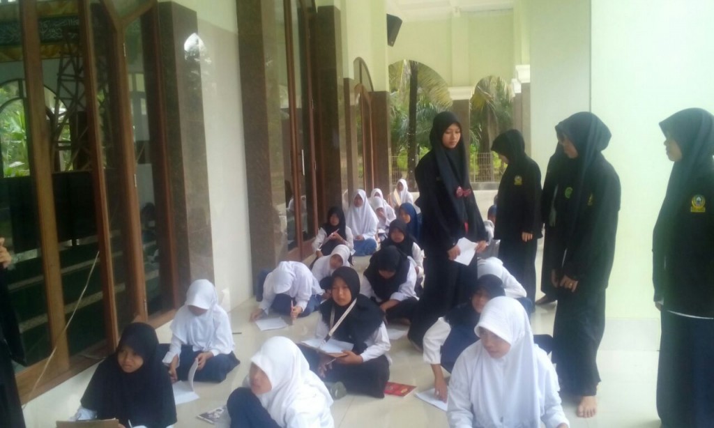 Disaat kelas 3 TMI (Tarbiyatul Mu'allimin wal Mu'allilimat) Pondok Pesantren Darunnajah 5 Cikeusik Pandeglang Banten melaksanakan UN (Ujian Nasional) yang dilakukan serempak Se-Indonesia, Pengurus Organisasi OSPN ( Organisasi Santri Pondok Pesantren An-nahl) mengadakan Lomba atau Olimpiade yaitu " Rangking 1 ", yang dimana seluruh santri Pondok Pesantren An-nahl Darunnajah 5 khusunya untuk santri kelas 1,2 dan 4 TMI mengadu kepintaran dengan seluruh santri yang ada. Pelajaran yang dilombakan pun cukup banyak, mulai dari Pengetahuan Umum, Ilmu Agama dan yang lain sebagianya, tahap perlombaan ini pun banyak, mulai dari babak penyisihan, 16 besar, 8 besar dan yang terakhir Grand Final dan hanya ada satu pemenang dari seluruh santri Pondok Pesantren An-nahl, seluruh santri Pondok Pesantren An-nahl sangat antusias dengan diadakannya lomba ini terbukti hampir seluruh santri mengikuti lomba ini, walaupun mereka gugur babak dipenyisihan tapi semangat mereka untuk maju terus meningkat. Semoga dengan diadakanya lomba atau Olimpiade ini menjadi daya pacu belajar santri-santri Pondok Pesantren An-nahl agar menjadi lebih pintar dan berakhlak yang baik. AMIN Santri Pondok Pesantren An-nahl Mengadakan Rangking 1