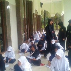 Disaat kelas 3 TMI (Tarbiyatul Mu'allimin wal Mu'allilimat) Pondok Pesantren Darunnajah 5 Cikeusik Pandeglang Banten melaksanakan UN (Ujian Nasional) yang dilakukan serempak Se-Indonesia, Pengurus Organisasi OSPN ( Organisasi Santri Pondok Pesantren An-nahl) mengadakan Lomba atau Olimpiade yaitu " Rangking 1 ", yang dimana seluruh santri Pondok Pesantren An-nahl Darunnajah 5 khusunya untuk santri kelas 1,2 dan 4 TMI mengadu kepintaran dengan seluruh santri yang ada. Pelajaran yang dilombakan pun cukup banyak, mulai dari Pengetahuan Umum, Ilmu Agama dan yang lain sebagianya, tahap perlombaan ini pun banyak, mulai dari babak penyisihan, 16 besar, 8 besar dan yang terakhir Grand Final dan hanya ada satu pemenang dari seluruh santri Pondok Pesantren An-nahl, seluruh santri Pondok Pesantren An-nahl sangat antusias dengan diadakannya lomba ini terbukti hampir seluruh santri mengikuti lomba ini, walaupun mereka gugur babak dipenyisihan tapi semangat mereka untuk maju terus meningkat. Semoga dengan diadakanya lomba atau Olimpiade ini menjadi daya pacu belajar santri-santri Pondok Pesantren An-nahl agar menjadi lebih pintar dan berakhlak yang baik. AMIN Santri Pondok Pesantren An-nahl Mengadakan Rangking 1