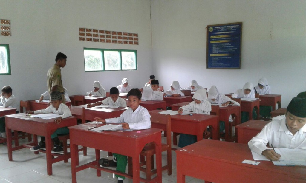 Ujian nasional jenjang Sekolah Dasar (SD) dan Madrasah Ibtidaiyah (MI) yang dimulai pukul 07:30 sampai dengan 09:30. dalam UN kali ini yang diujikan yaitu Matematika, Bahasa Indonesia dan Ilmu Pengethuan Alam. dan pada tahun ini Madrasah Ibtidaiyah Pondok Pesantren An-Nahl Darunnajah 5 Cikeusik Pandeglang Banten mengerjakan UN bersama dengan MI Malangsari. suasana pada hari ini tepatnya Selasa 17 mei 2016 saat ujian pun berbagai macam, mulai dari gelisah, senyum-senyum sendri dan lain sebagainya. semua persiapan mereka sudah dari jauh-jauh hari untuk menghadapi Ujian nasional ini. semoga semua peserta ujian nasional di Pondok Pesantren An-Nahl Darunnajah 5 diberi kemudahan dalam mengisi butiran-butiran soal.AMIN