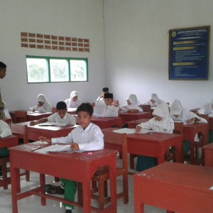 Ujian nasional jenjang Sekolah Dasar (SD) dan Madrasah Ibtidaiyah (MI) yang dimulai pukul 07:30 sampai dengan 09:30. dalam UN kali ini yang diujikan yaitu Matematika, Bahasa Indonesia dan Ilmu Pengethuan Alam. dan pada tahun ini Madrasah Ibtidaiyah Pondok Pesantren An-Nahl Darunnajah 5 Cikeusik Pandeglang Banten mengerjakan UN bersama dengan MI Malangsari. suasana pada hari ini tepatnya Selasa 17 mei 2016 saat ujian pun berbagai macam, mulai dari gelisah, senyum-senyum sendri dan lain sebagainya. semua persiapan mereka sudah dari jauh-jauh hari untuk menghadapi Ujian nasional ini. semoga semua peserta ujian nasional di Pondok Pesantren An-Nahl Darunnajah 5 diberi kemudahan dalam mengisi butiran-butiran soal.AMIN