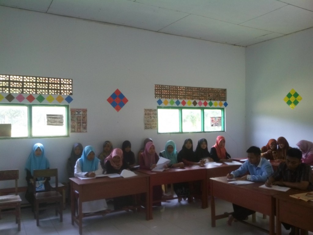 Setalah kemarin pembukaan Workshop dengan tema membuat kisi-kisi soal Ulangan, Mid dan semeteran dan hari sabtu 30 April 2016, Workshop dilanjutkan kembali dengan tema Supervisi dalam dunia pendidikan Supervisi bisa diartikan dengan tuntunan atau bimbingan untuk pendidik agar menjadi lebih baik dalam menyalurkan pembelajaran kepada pesarta didik. Dalam kegiatan ini yang menjadi pemateri atau Supervisior adalah Al-ustad Subadi SW, M.Pd., beliau adalah Pengawas TK dan SD darunnajah Ulujami, acara supervisi ini juga menjadi acara Penutupan Workshop ini.dan yang menjadi Peserta dalam Supervisi ini adalah Dewan Guru MI Pondok Pesantren An-nahl Darunnajah Semoga dengan diadakannya Workshop ini pendidikan di Pondok Pesantren An-nahl Semkin maju dan terus meningkat. AMIN