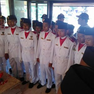 Paskibra Darunnajah Ziarah Ke Makam Proklamator Bung Hatta