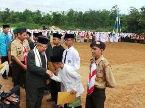 Penyerahan Penghargaan Kepada Santri Berprestasi Oleh Pimpinan Pesantren Darunnajah