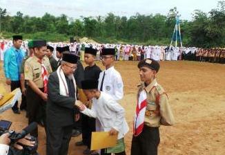 Penyerahan Penghargaan Kepada Santri Berprestasi Oleh Pimpinan Pesantren Darunnajah