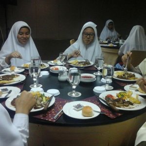 Santri Darunnajah Jakarta belajar table manner (tata-cara makan) di Sofyan Hotel Betawi