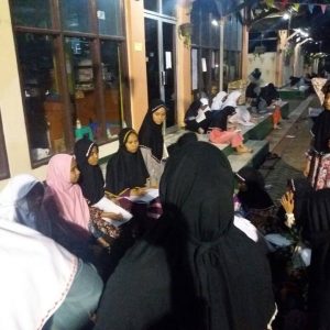 Suasana belajar malam santri Darunnajah Jakarta, menghadapi ujian mid semester 1