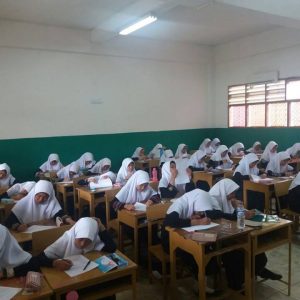 Santriwati Darunnajah Jakarta Konsentrasi Mengerjakan Soal Ujian Mid Semester 1