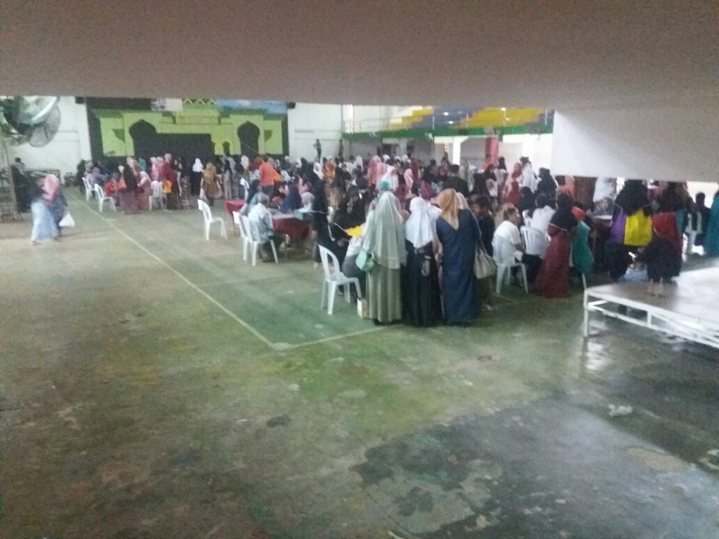 Pembagian Raport Santri Putri Pesantren Darunnajah Jakarta