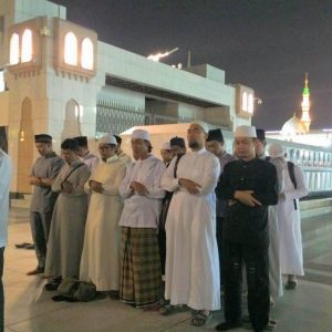 Alumni Darunnajah (IKPDN) Madinah Sholat Ghaib Almarhum Drs.H. Ahmad Sholeh di Halaman Masjid Nabawi