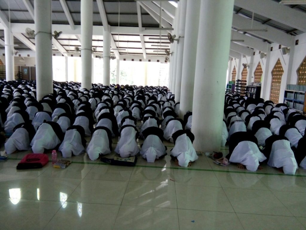 Santri Pesantren Darunnajah Jakarta Sujud Syukur Usai Laksanakan Ujian Mid Semester 1