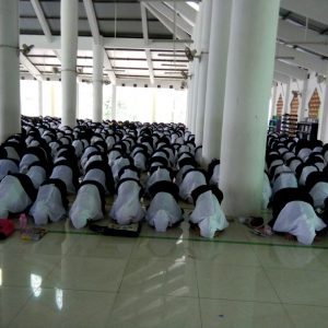 Santri Pesantren Darunnajah Jakarta Sujud Syukur Usai Laksanakan Ujian Mid Semester 1