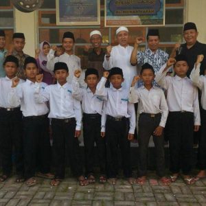 Pimpinan dan guru2 Darunnajah Jakarta mengunjungi Pesantren Munawwarah, Brondong Lamongan Jatim