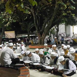 Tadarrus Al Quran ba'da Sholat Maghrib di Pesantren Darunnajah Jakarta