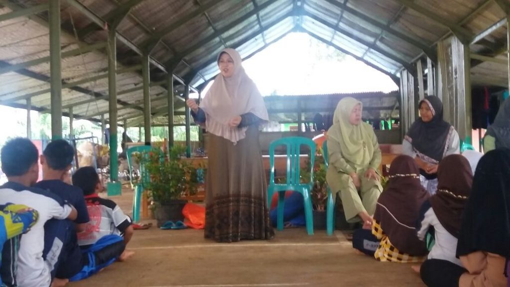 Oleh Ibu Hj. Zainuyah Manaf dan Hj. Emah Maziyah dari Darunnajah pusat