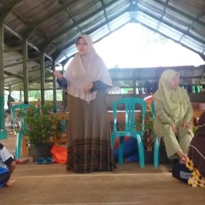 Oleh Ibu Hj. Zainuyah Manaf dan Hj. Emah Maziyah dari Darunnajah pusat