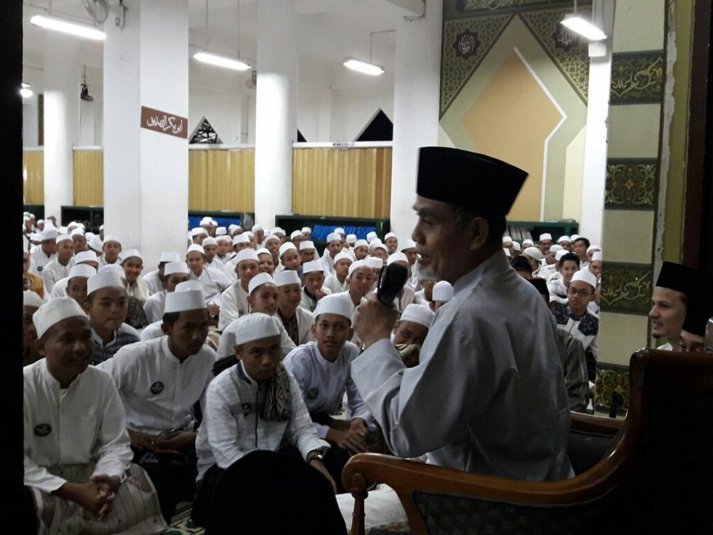 K.H. Hasan Abdullah Sahal Memberikan Irsyadat Wa Taujihad Kepada Seluruh Santri Darunnajah Jakarta