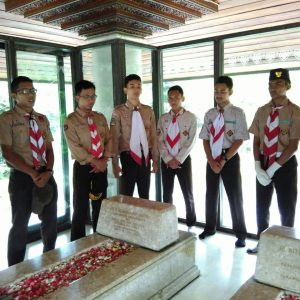 Anggota Pramuka Darunnajah Jakarta Ziarah Ke Makam Pahlawan Di Pemakaman Umum Tanah Kusir