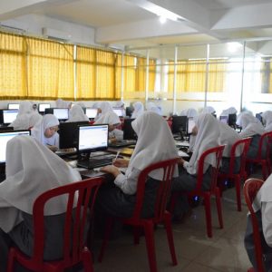 Santri Putri Kelas 6 TMI Darunnajah Ikuti UNBK