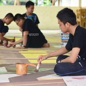 Santri Putra Kelas 4 TMI Membuat Background Pentas Seni