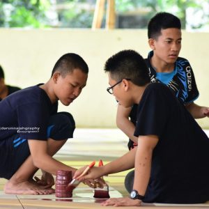 Santri Putra Kelas 4 TMI Membuat Background Pentas Seni